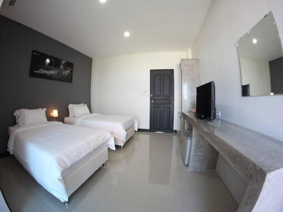 Plus Hotel Loei Esterno foto