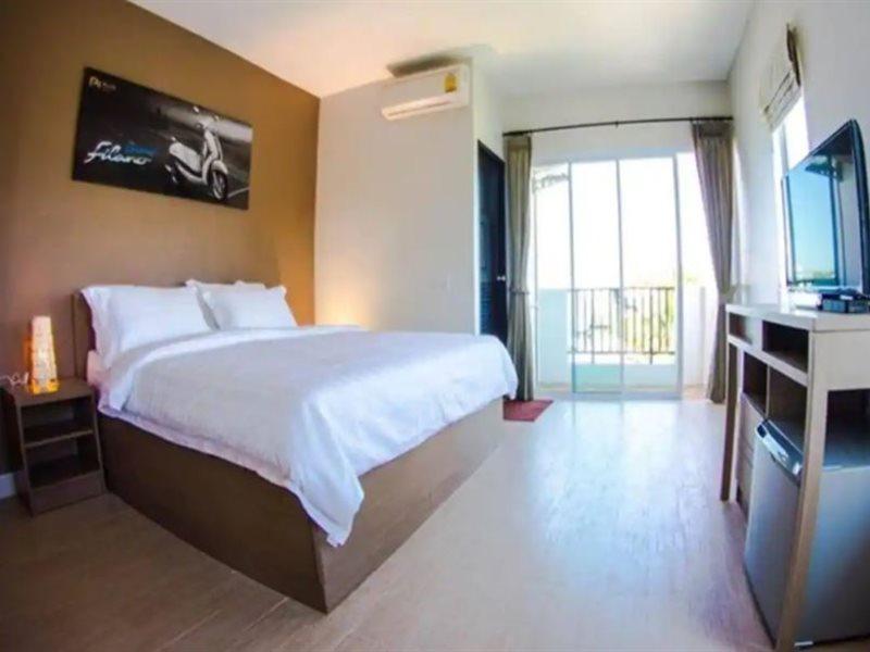 Plus Hotel Loei Esterno foto