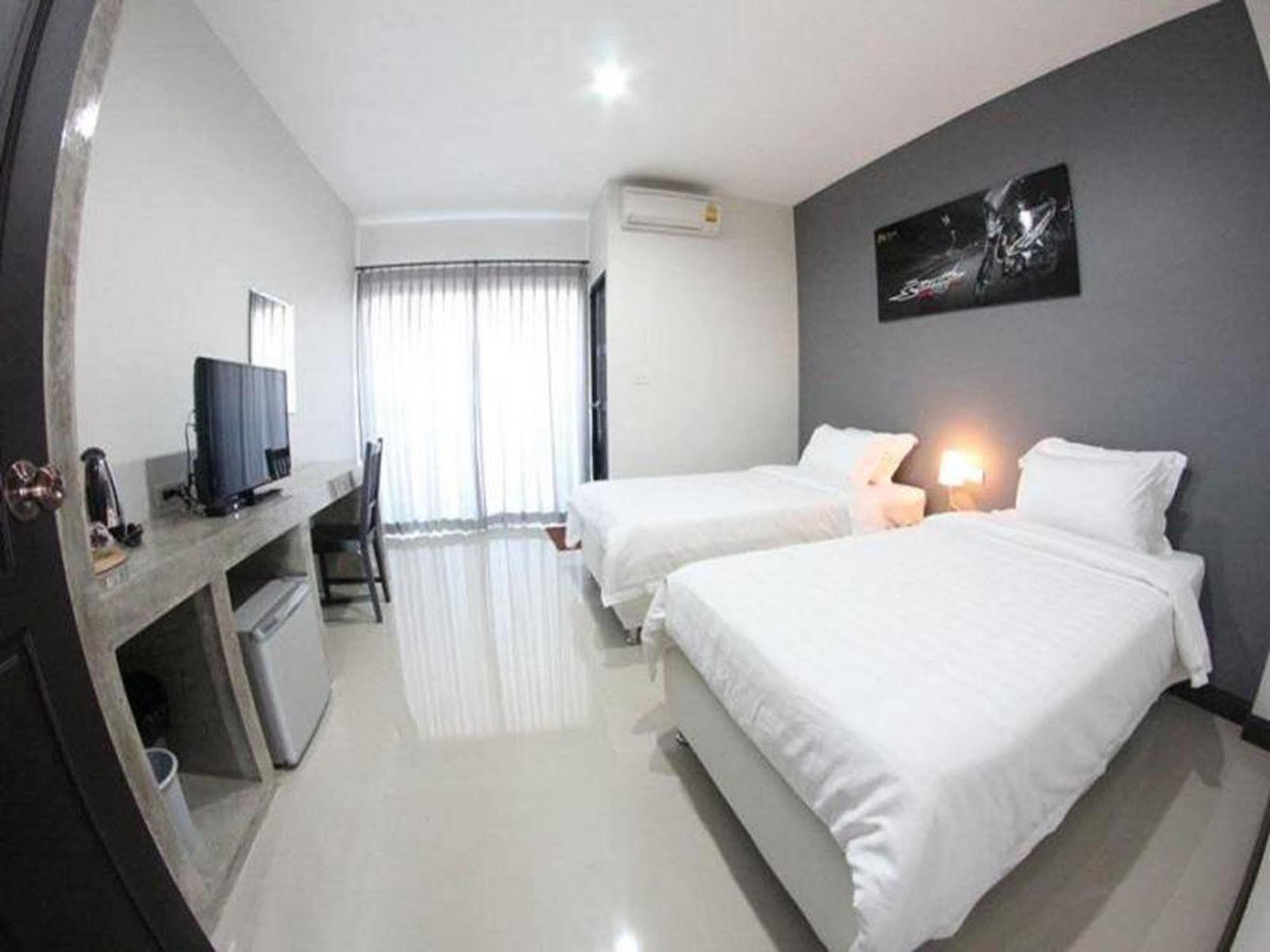 Plus Hotel Loei Esterno foto