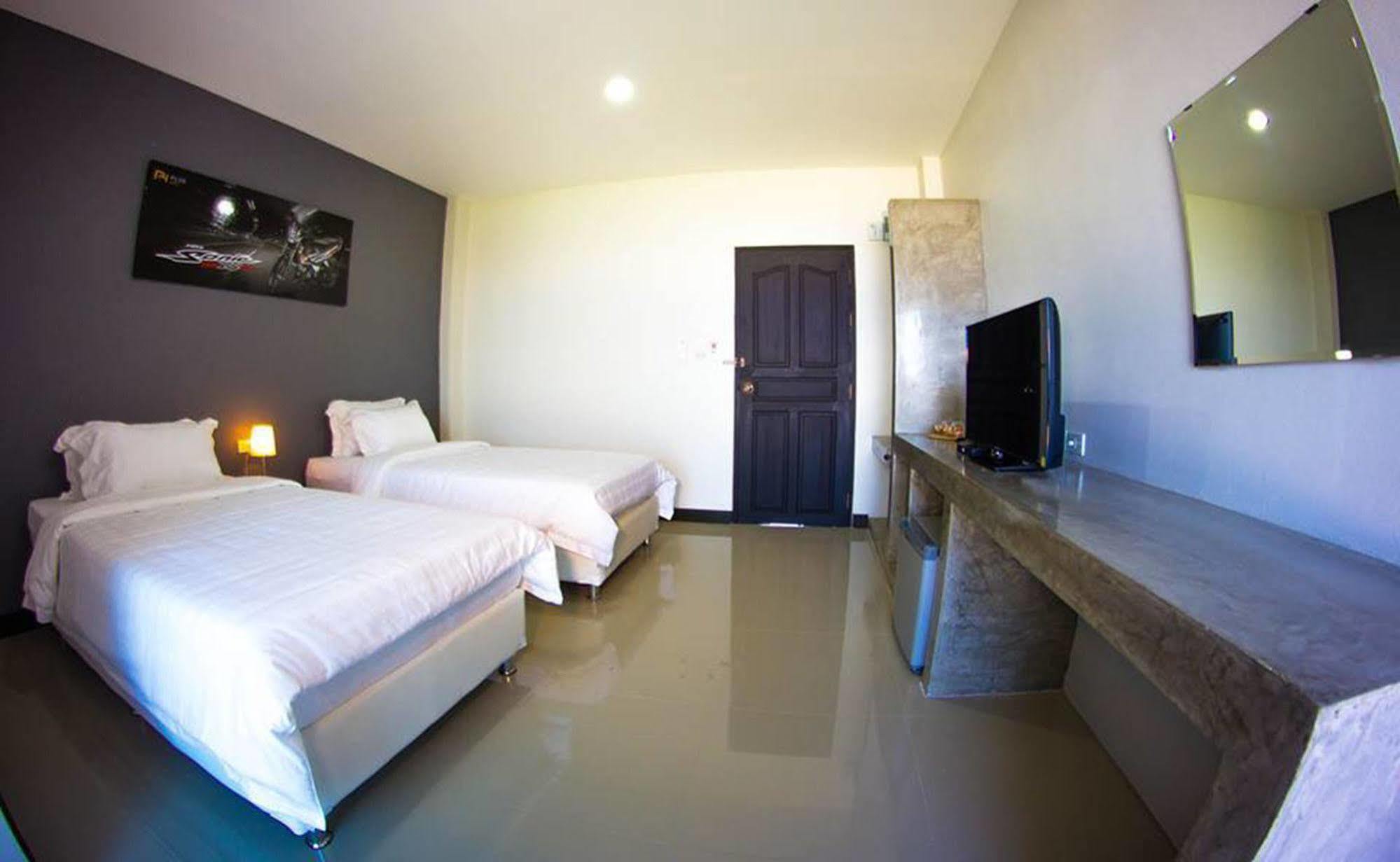 Plus Hotel Loei Esterno foto